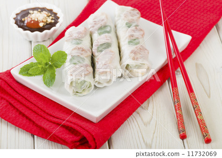 Bo Bia - Vietnamese fresh summer rolls with Chinese sausage  11732069
