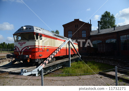 Turning platform 11732271
