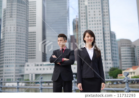 Businessman in city 11732293