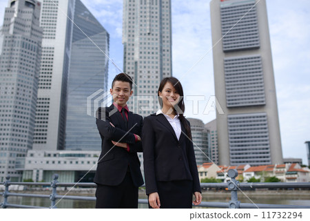 Businessman in city 11732294