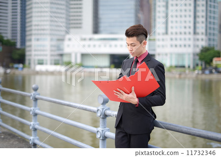 Businessman in city 11732346