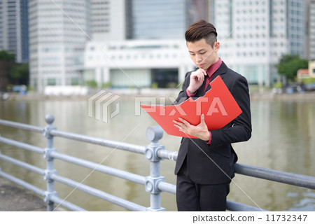 Businessman in city 11732347