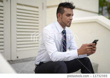Businessman using phone 11732393