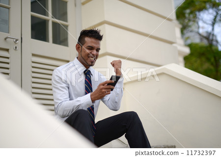 Businessman using phone 11732397