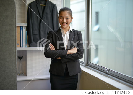 Business woman in office 11732490