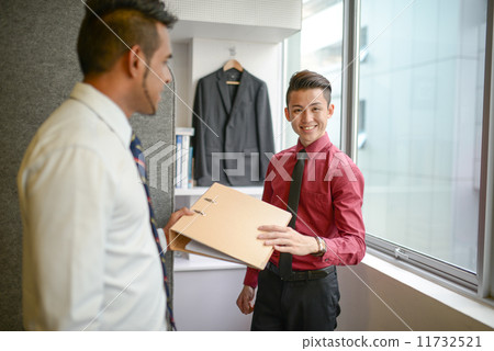 Businessman in office 11732521