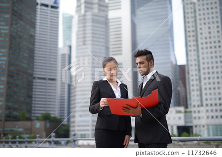 Businessman in city 11732646
