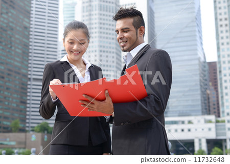 Businessman in city 11732648