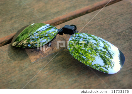 在夾子太陽鏡的綠色風景 在夾子太陽鏡的綠色風景 11733176