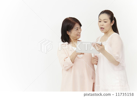 有片劑的資深婦女 有片劑的資深婦女 11735158