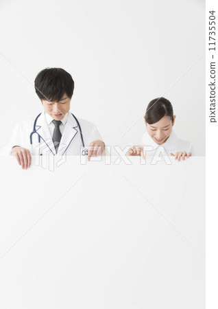 Medical image Doctors and nurses looking into the whiteboard 11735504