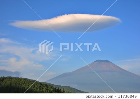Hanging cloud and Mt. Fuji 11736849