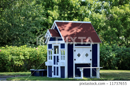 playhouse in the garden 11737655