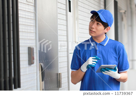 Worker deliverer home delivery office move (male work business 30's businessman) Worker deliverer home delivery office move (male work business 30's businessman) 11739367