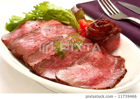 烤牛肉肉盤hors d'Oeuvres白色背景 11739466