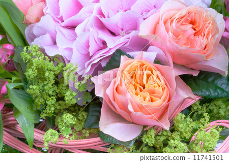 Amazing flower bouquet with roses and alstroemeria Amazing flower bouquet with roses and alstroemeria 11741501