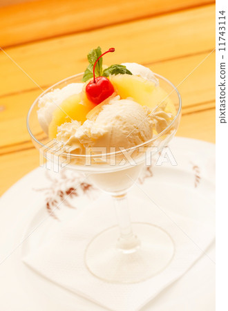 ice cream with fruits 11743114
