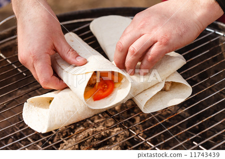 chef making tortilla 11743439