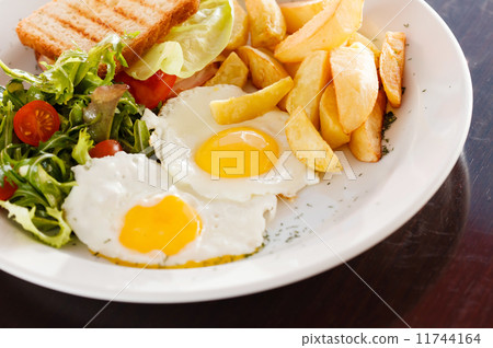 tasty breakfast 11744164