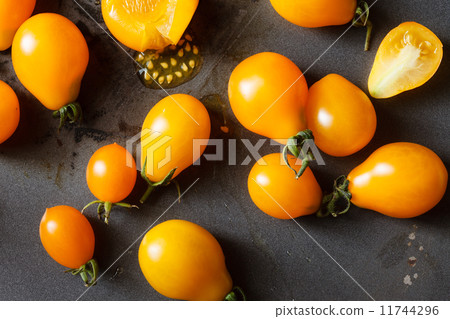 fresh tomatoes 11744296