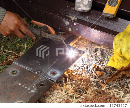 worker use electric welding 11745327