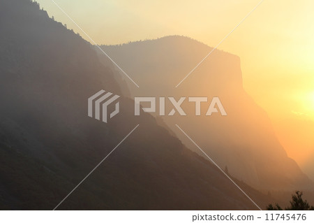 約塞米蒂國家公園覆蓋著野火煙霧 11745476