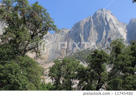 約塞米蒂國家公園覆蓋著野火煙霧 11745480