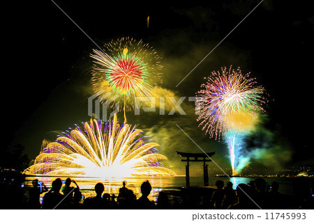 Island是Otorii前面2014年的潛水煙花表演 11745993