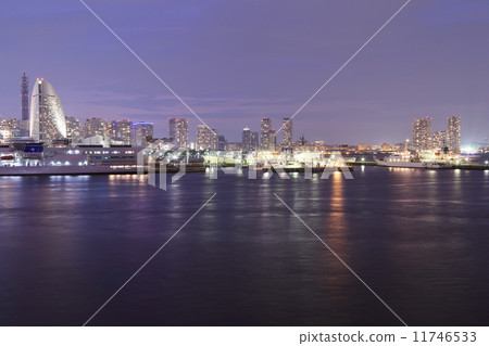 View of marina bay at night in Yokohama City 11746533