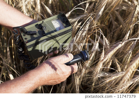 Measuring radiation 11747379