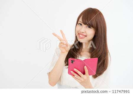 有棕色頭髮的一個少婦有智能手機的 有棕色頭髮的一個少婦有智能手機的 11747991