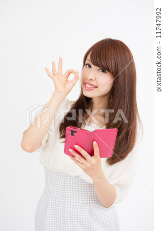 有棕色頭髮的一個少婦有智能手機的 11747992