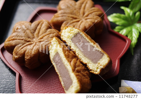 Miyajima Confection Momiji Manju Cut Ver 11748277