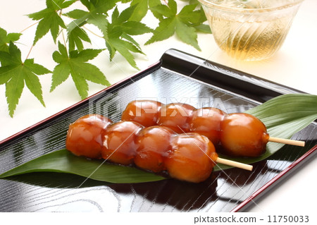 Mitarashi dumpling Japanese sweets barley tea white background 11750033