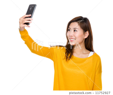 Woman take selfie 11752927
