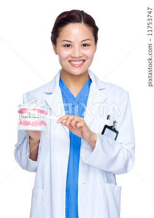 Doctor dentist woman 11753747