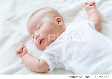 New born baby sleep 11754846