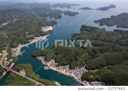 長崎縣津島市Misatsujima Town在Kyubo附近的rias海岸的航空照片 11757483