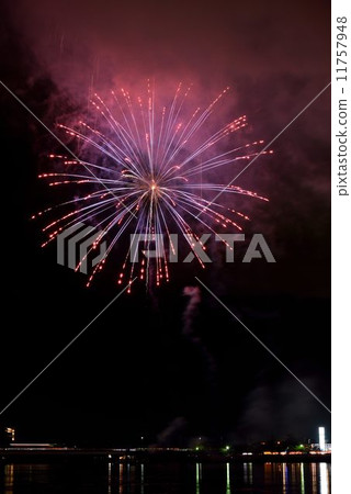 造船廠節日煙花顯示2014年 11757948