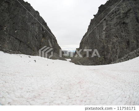 snowfield in the mountains. hibiny 11758171