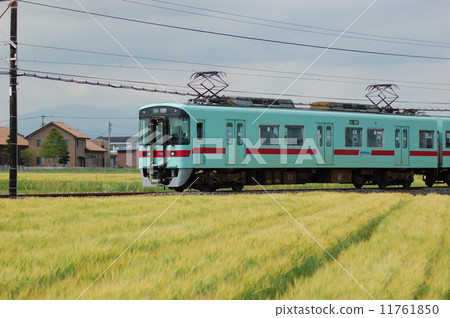 Nishitetsu train 7000 11761850