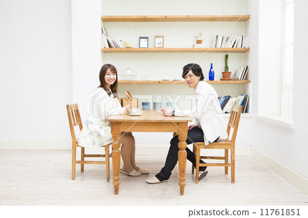 Young men and women to eat 11761851