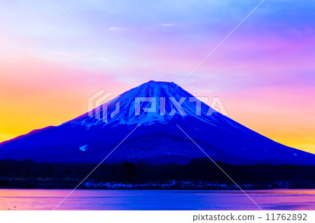 富士在日出和Shimodake湖 11762892