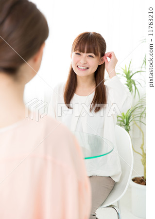 放鬆在咖啡館的婦女 11763210