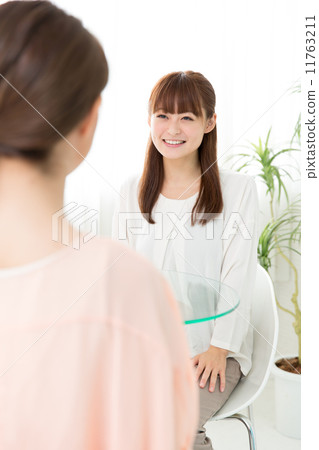 放鬆在咖啡館的婦女 11763211