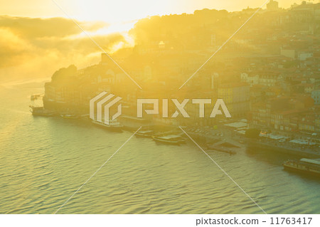 hill with old town of Porto, Portugal 11763417