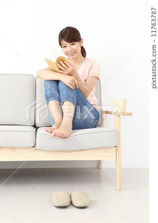 Young woman reading a book 11763787