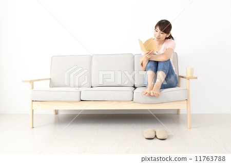Young woman reading a book 11763788