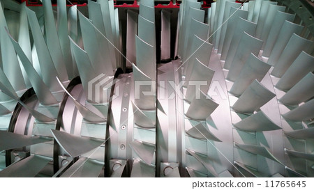 Turbine engine with cross section with inner parts Turbine engine with cross section with inner parts 11765645