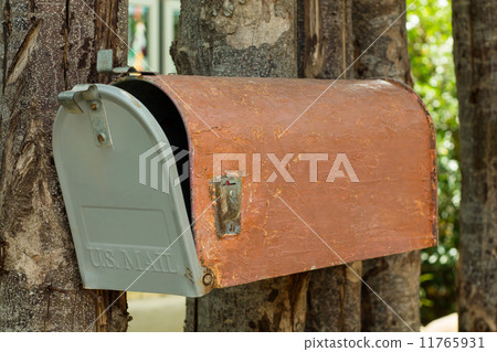 Damaged Mailbox 11765931